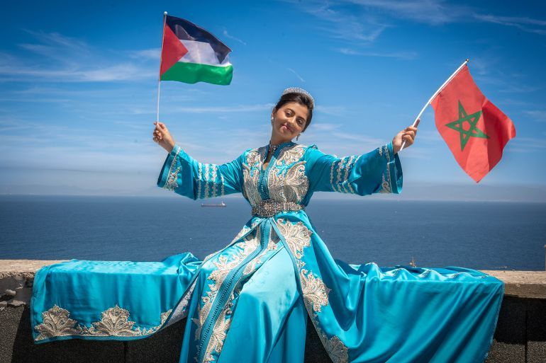 _طفلة فلسطينية تحمل العلمين الفلسطيني والمغربي