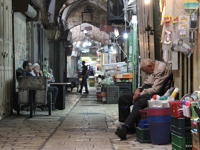 سوق اللحامين، القدس المحتلة، أيار 2016 أأصحاب المحلات التجارية يجلسون أمام محلاتهم ومنهم من غط في النوم بسبب شح الحركة