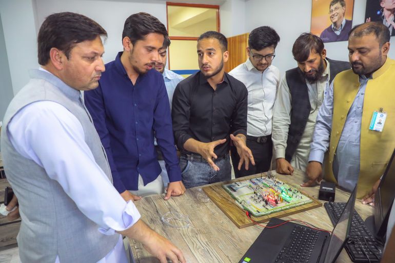 طلاب يشاركون في درس عملي بأحد المختبرات الجامعية في أفغانستان، حيث يطبقون المفاهيم النظرية بشكل عملي_مصدر الصور: صفحات رسمية لجامعات أفغانية