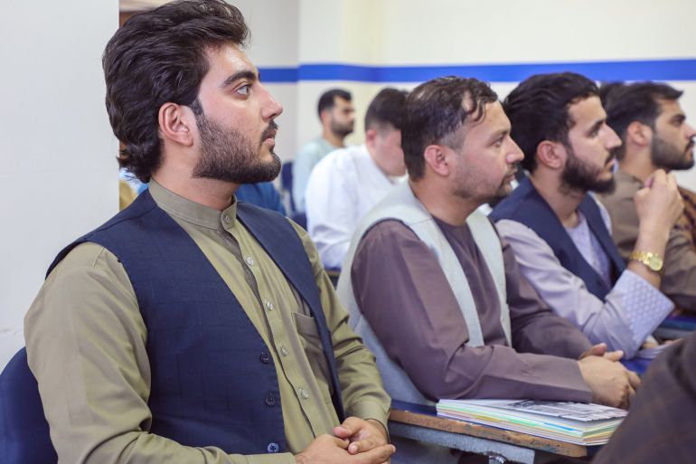 طلاب في باحة جامعة كابل أثناء حضورهم للحرم الجامعي، في مشهد يعكس الحياة اليومية الجامعية. (2)مصدر الصور: صفحات رسمية لجامعات أفغانية