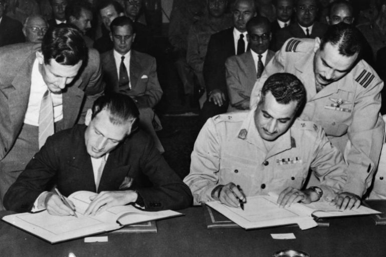 British Minister of State Anthony Nutting and Egyptian Prime Minister Abdul Nasser signing the Anglo-Egyptian Treaty, which ends Britain's 72 year guard on the Suez Canal, in Cairo, 1954. (Photo by © Hulton-Deutsch Collection/CORBIS/Corbis via Getty Images)