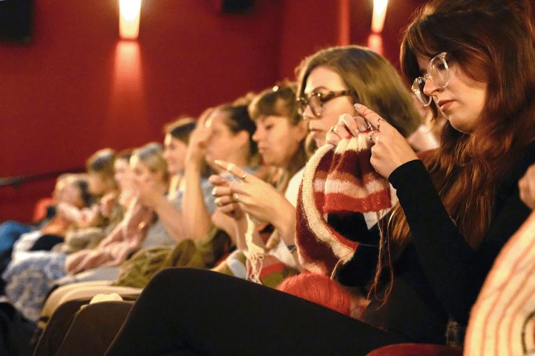 بين الفن السابع والحرف اليدوية.. دور سينما تعيد تعريف تجربة المشاهدة دور السينما تسمح بممارسة أشغال الأبرة وتناول الأطعمة واصطحاب الكلاب لجذب مزيد من الجمهور