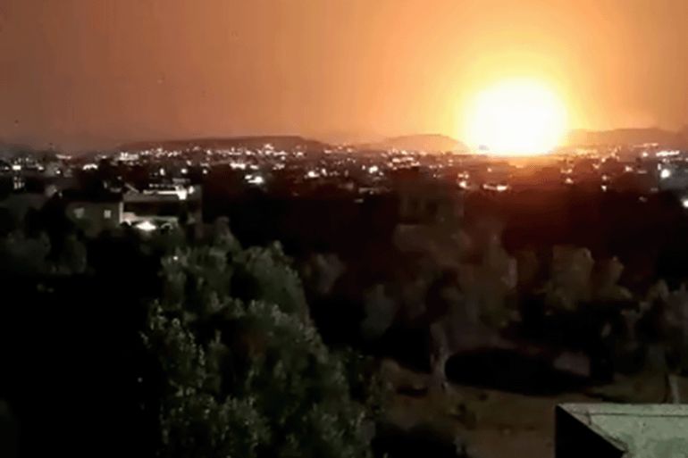 المصدر: حساب Al Modon - المدن @almodononline على إكس الطيران الحربي الاسرائيلي يشن غارات على ثكنات عسكرية في جبل المانع بالقرب من الحرجلة في منطقة الكسوة بريف #دمشق. الرابط: https://x.com/almodononline/status/1960767694082277429