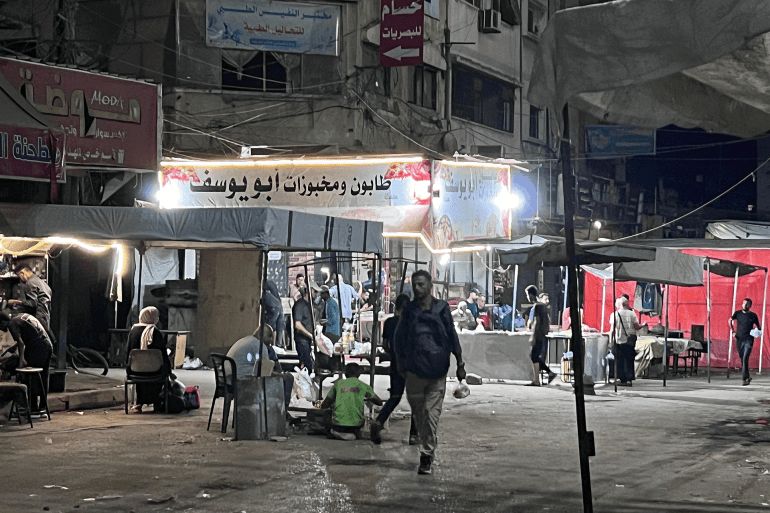 مناطق وأحياء كاملة في النصيرات مضاءة من خلال مولدات شركة أبو زايد (الجزيرة)