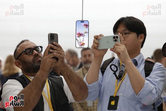 الحضور يلتقط الصور التذكارية الحضور يلتقط الصور التذكارية