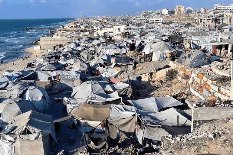 آلاف الخيام تنتشر على طول الطريق الساحلي غرب مدينة غزة
