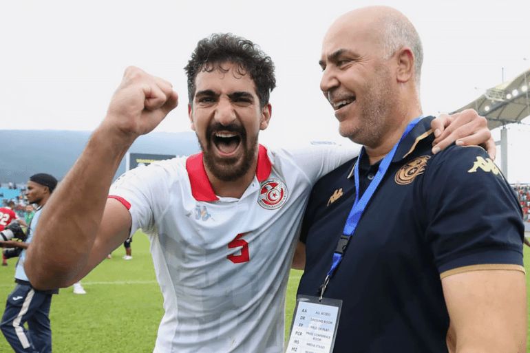 ـ مدرب منتخب تونس سامي الطرابلسي مع اللاعب بن رمضان بعد الفوز على غينيا الاستوائية ـ المصدر ـ صفحة الاتحاد التونسي لكرة القدم