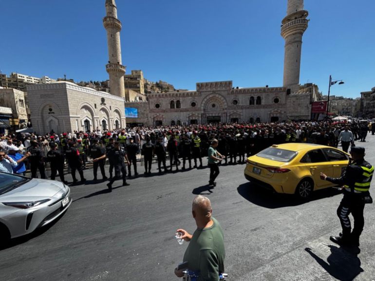 _حشود أمنية كثيفة أثناء الوقفة الاحتجاجية .. الجزيرة نت