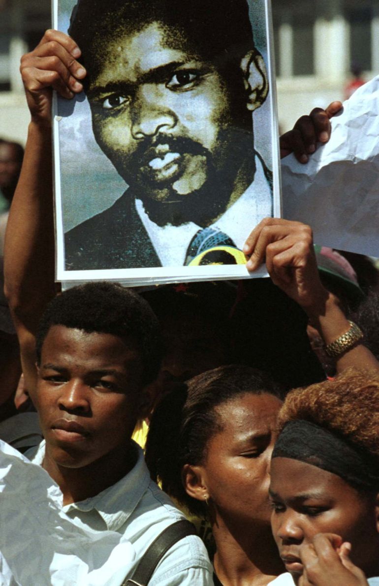 FILE PHOTO: Crowds pay tribute to anti-Apartheid hero Steve Biko as President Nelson Mandela unveils a statue of him outside the East London city hall, September 12. Biko, a leading member of the Black Peoples Convention, died in detention on 12 September 1977./File Photo