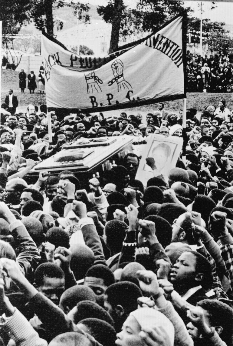 FILE - The coffin of Steve Biko is carried through a crowd of mourners into Victoria Rugby Stadium at King Williams Town, South Africa, Sept. 25, 1977. (AP Photo/Matt Franjola, File)