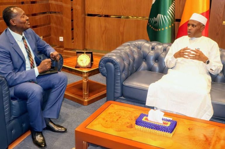 صور للقاء وزرير الخارجية التشادي مع القائم بالأعمال السوداني في تشاد المصدر : وزارة الخارجية التشادية