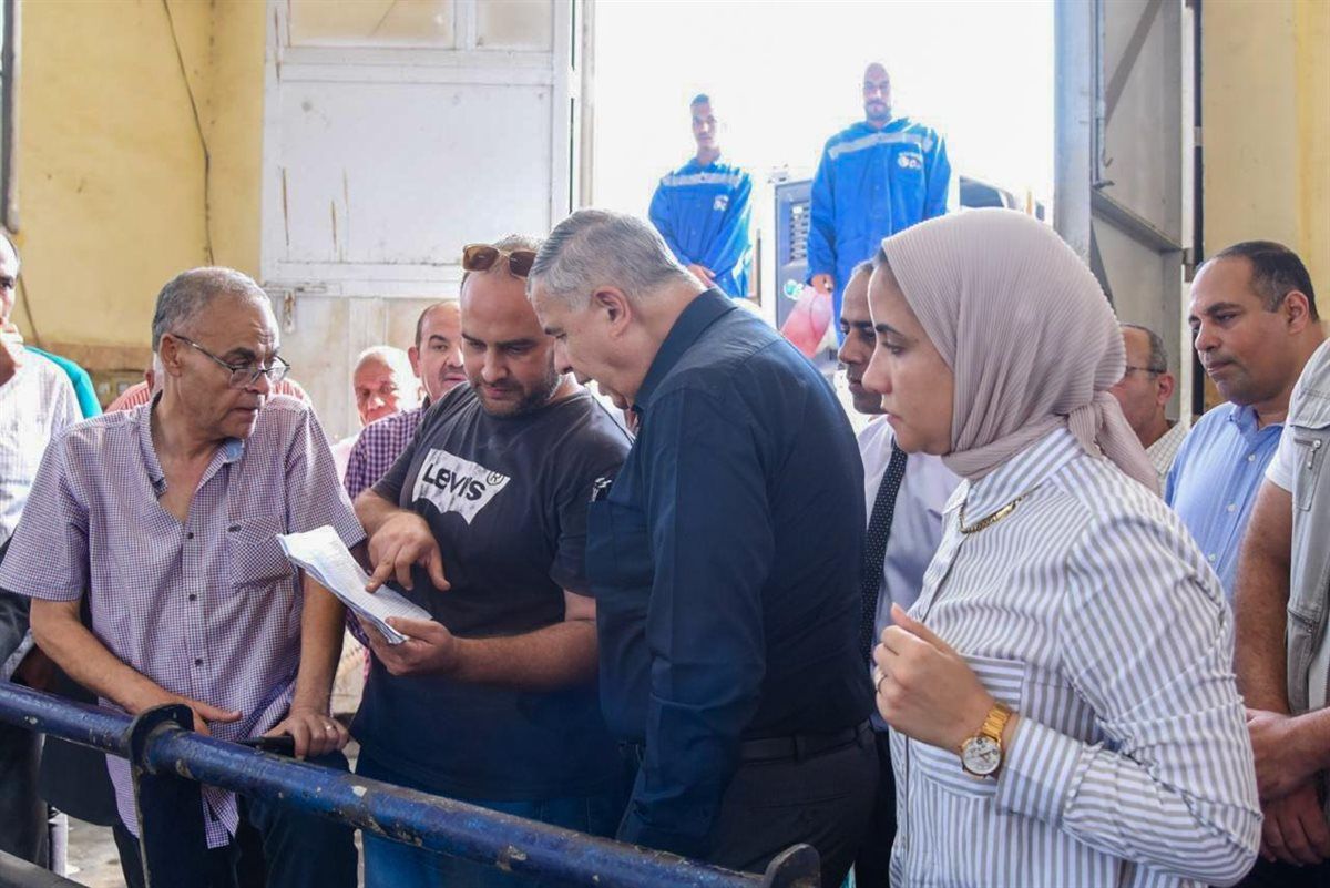 جانب من متابعة المحافظ 
