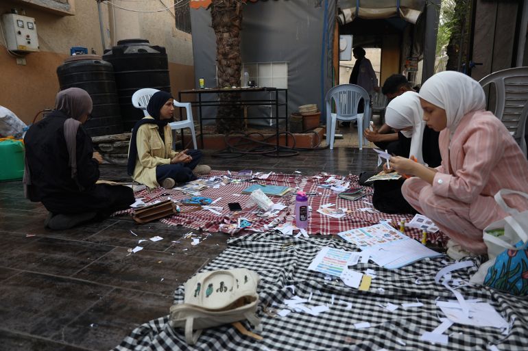 طالبات مبادرة أصوات الغد خلال فعالية التدوين البصري (خاص الجزيرة)