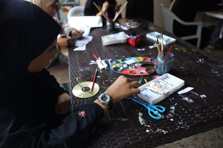 طالبات مبادرة أصوات الغد خلال فعالية الرسم بالألوان المائية (خاص الجزير)