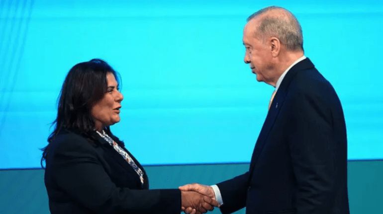 أردوغان يصافح أوزلام تشرشي أوغلو-