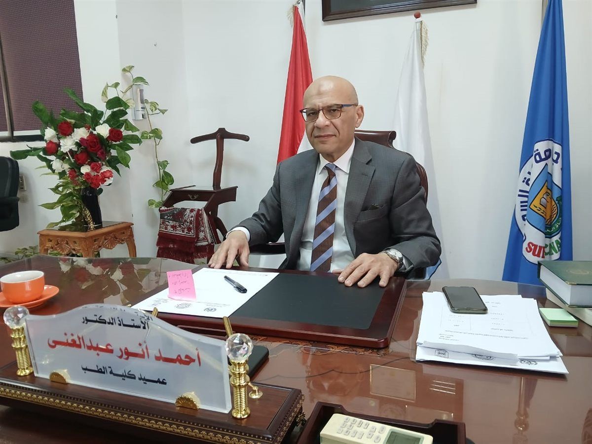 <strong>الدكتور أحمد أنور عبدالغني عميد كلية الطب جامعة قناة السويس</strong>