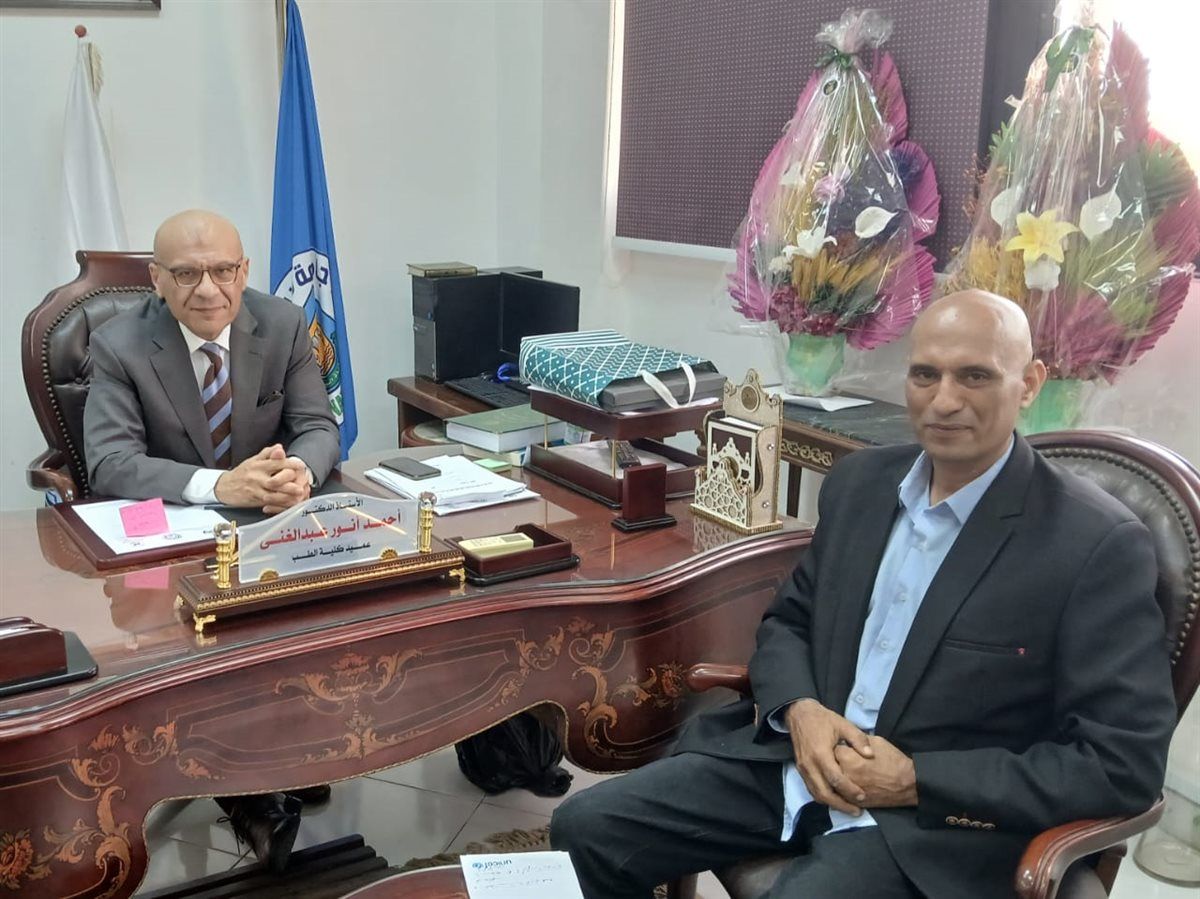 <strong>هشام إسماعيل المحرر الصحفي ومدير مكتب جريدة الفجر بمحافظة الإسماعيلية والدكتور أحمد أنور عبدالغني عميد كلية الطب جامعة قناة السويس</strong>
