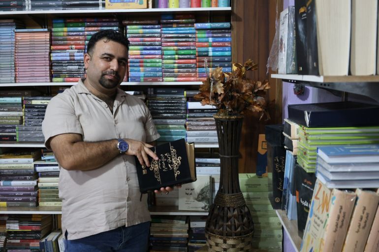 الكاتب عباس موسى في مكتبة بنداروك للكتب