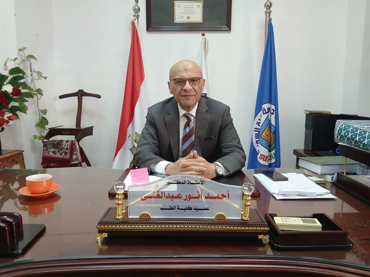 <strong>الدكتور أحمد أنور عبدالغني عميد كلية الطب جامعة قناة السويس</strong>