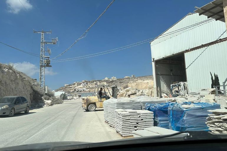 صورة ١_ فاطمة محمود الجزيرة نت جماعين فلسطين _ عامل يعمل في منشئة لقص وتشكيل الحجر في البلدة التي تعاني من تراجع انتاج وتسويق الحجر بسبب الاغلاقات الاسرائيلية_