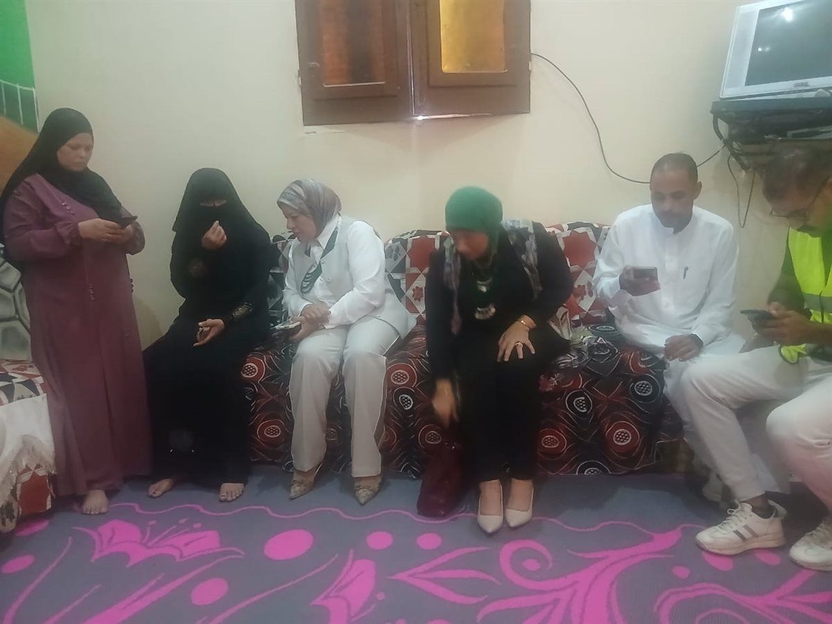 وكيل تضامن بني سويف تزور والدة اطفال دلجا