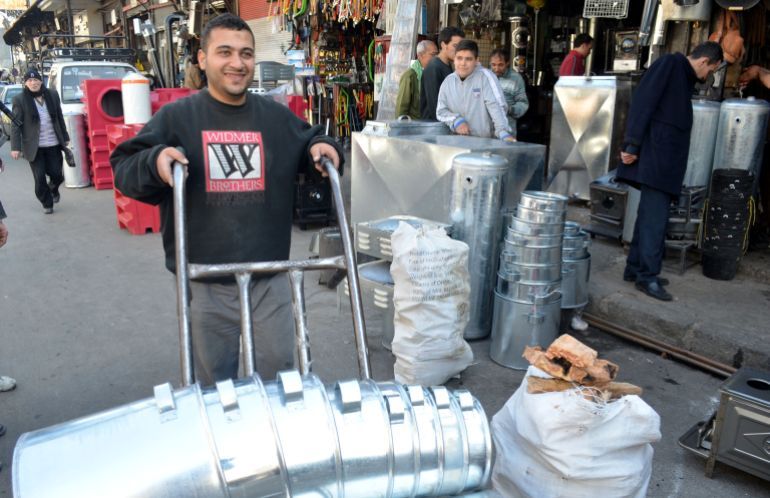 من يدخل السوق في تلك الأيام، لا يحتاج إلى دليل يرشد خطاه؛ فعيون الباعة تعرف الغرباء والضيوف، وتستقبلهم بابتسامة تليق بمكان