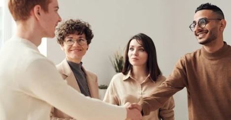 اشخاص تجيد التعامل مع عدوها