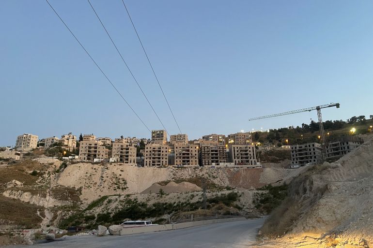 2-أسيل جندي، جبل المكبر، القدس، صورة تظهر بها أعمال التوسعة الحالية في مستوطنة _نوف تسيون_ المقامة على أراضي جبل المكبر وهي حي استيطاني تغلغل داخل هذه البلدة(الجزيرة نت) (1)