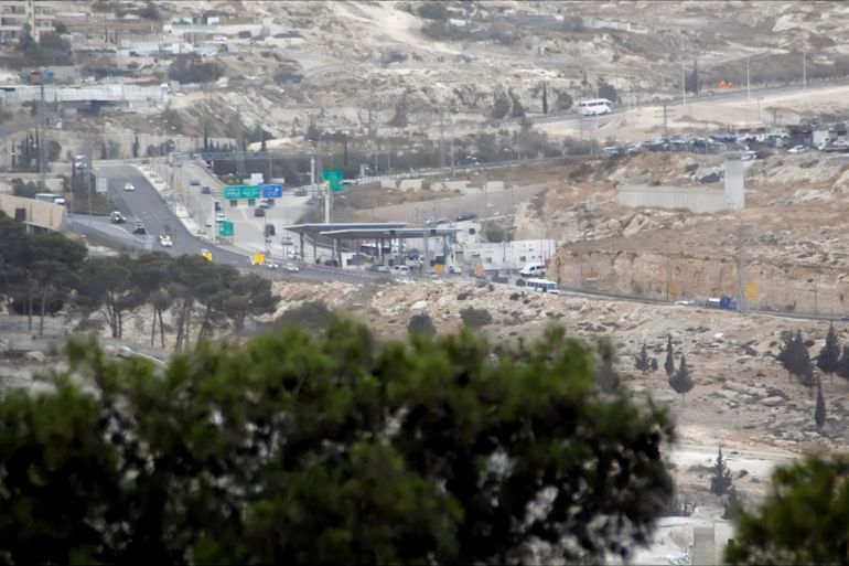 فلسطين- جبل البابا- القدس- ما يعرف بحاجز الزعيم شرق مدينة القدس والذي يفصل بين مناطق الضفة الغربية ومدينة القدس وهو لا يبعد هوائيا عن منطقة جبل الجبل سوى اقل اثنين كيلو متر