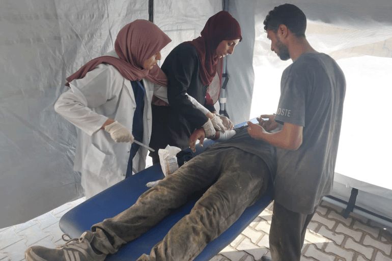 إسعاف مرضى وجرحى في قسم الاستقبال بمستشفى حمد للتأهيل في غزة - الجزيرة نت