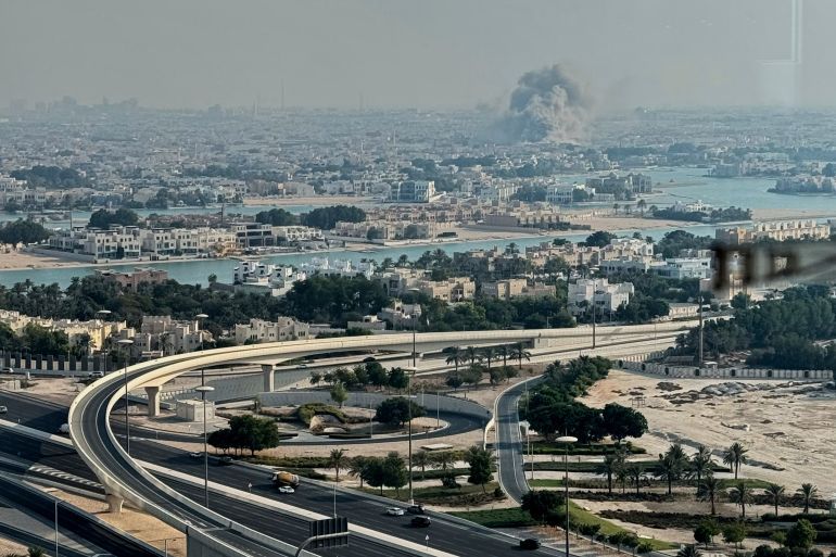 Una columna de humo se levanta en el lugar de una explosión, presuntamente provocada por un ataque israelí, el martes 9 de septiembre de 2025, en Doha, Qatar. (UGC vía AP) العدوان الإسرائيلي على الدوحة في قطر في محاولة اغتيال قادة حماس