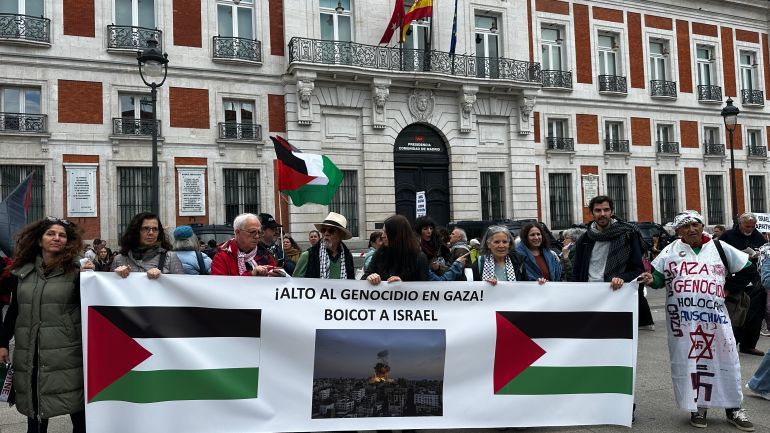 عشرات آلاف الإسبان في شوارع مدريد يهتفون لمقاطعة إسرائيل - الجزيرة نت مدريد- مستمرون بالمطالبة بوقف الإبادة الجماعية في غزة، ومطالبين حكومتهم بقطع العلاقات بشكل كامل مع إسرائيل، احتشد اليوم السبت الآلاف في مظاهرة بقلب العاصمة مدريد، بتنظيم من الشبكة الإسبانية للنضال ضد الاحتلال في فلسطين، بعد ما يزيد عن 19 شهرا من بداية الحرب على قطاع غزة.