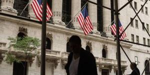 المخاوف بشأن أسعار الفائدة تضغط على «وول ستريت»… و «داو جونز» يخسر 300 نقطة - زاجل الإخباري