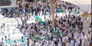 مراوح رذاذ تلطف الأجواء فى الظهيرة بالمسجد النبوى.. بث مباشر - زاجل الإخباري