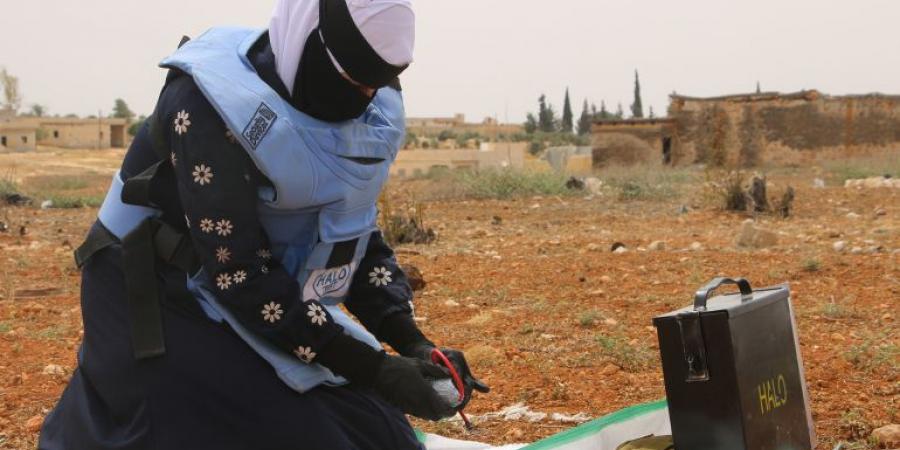 شاهد.. فتاة تشارك في إزالة مخلفات الحرب بسوريا - زاجل الإخباري