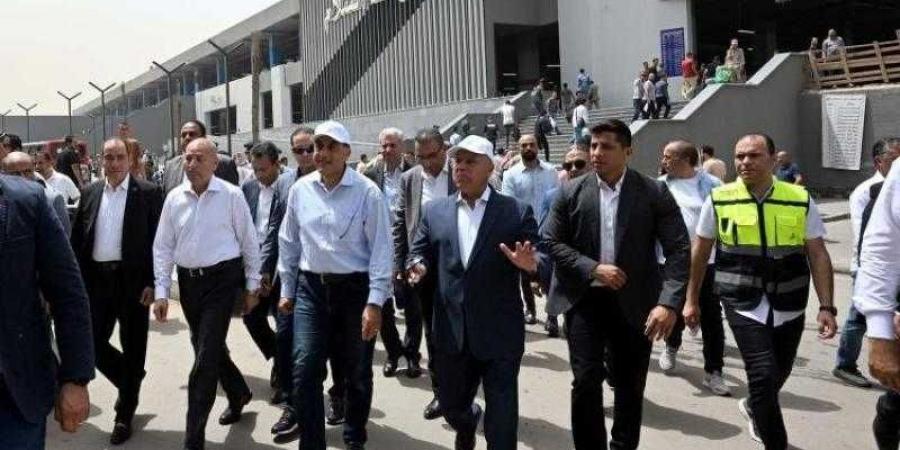 رئيس الوزراء يقطع خط سير الجولة لتفقد موقف السلام النموذجي الجديد - زاجل الإخباري