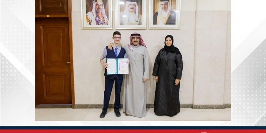 هنّأه لحصوله على أعلى الدرجات في امتحانات الشهادة الدولية IGCSE.. وزير التربية يستقبل الطالب أحمد عبدالرحيم من مدرسة النور العالمية - زاجل الإخباري