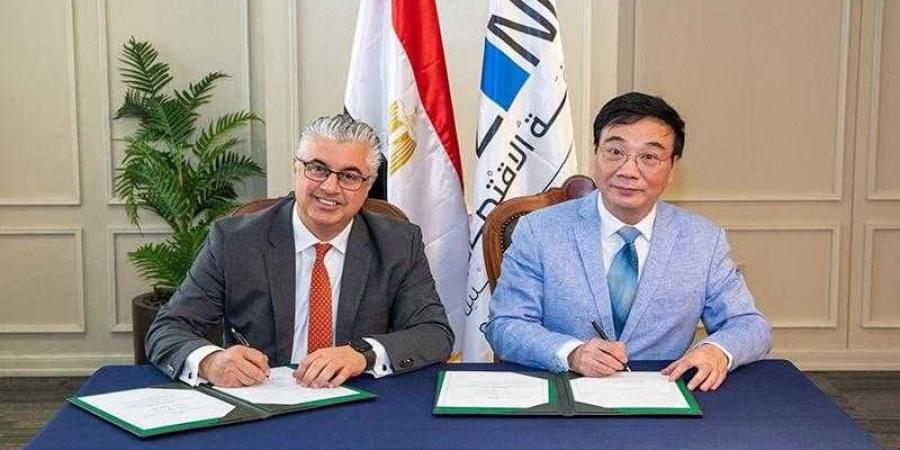 رئيس اقتصادية قناة السويس يوقع عقد مشروع شركة ”كومفلى هونج كونج” الصينية - زاجل الإخباري
