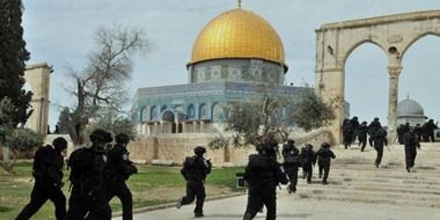 عشرات المستوطنين يقتحمون المسجد الأقصى وسط حراسة شرطة الاحتلال - زاجل الإخباري