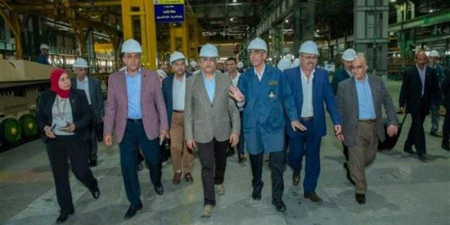 وزير الإنتاج الحربى يتابع مراحل التصنيع العسكرى والمدنى بمصنع إنتاج وإصلاح المدرعات - زاجل الإخباري