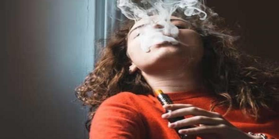 قيود عالمية جديدة على السجائر الإلكترونية بسبب انتشارها الواسع بين الأطفال والمراهقين - زاجل الإخباري