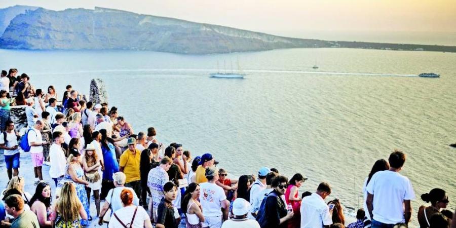 بـ20 يورو.. ضريبة جديدة على السياح في جزرٍ يونانية - زاجل الإخباري