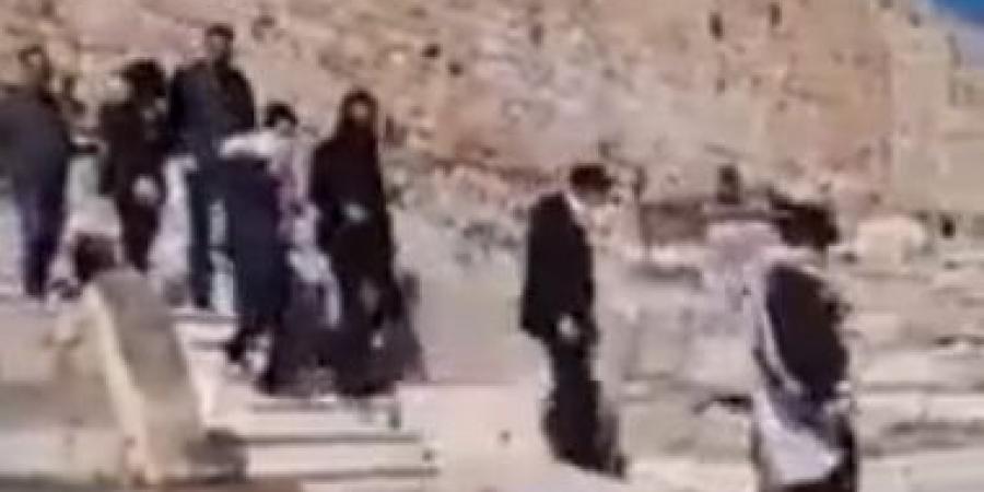 مستوطنون يقتحمون باحات المسجد الأقصى والاحتلال يعتقل 15 فلسطينيا بالضفة - زاجل الإخباري