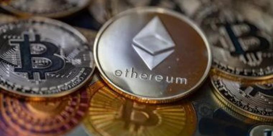 "بتكوين" تتراجع تحت ضغط الرسوم الأمريكية الجديدة وموجة حذر بالأسواق - زاجل الإخباري