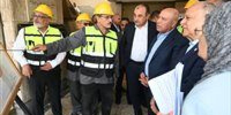 وزير الصناعة: توجيهات فخامة الرئيس السيسي تؤكد دائمًا على مراعاة البعد الاجتماعي للعمال والمهندسين والحفاظ عليهم وعلى أسرهم وعلى ثروة مصر العقارية والصناعية - زاجل الإخباري