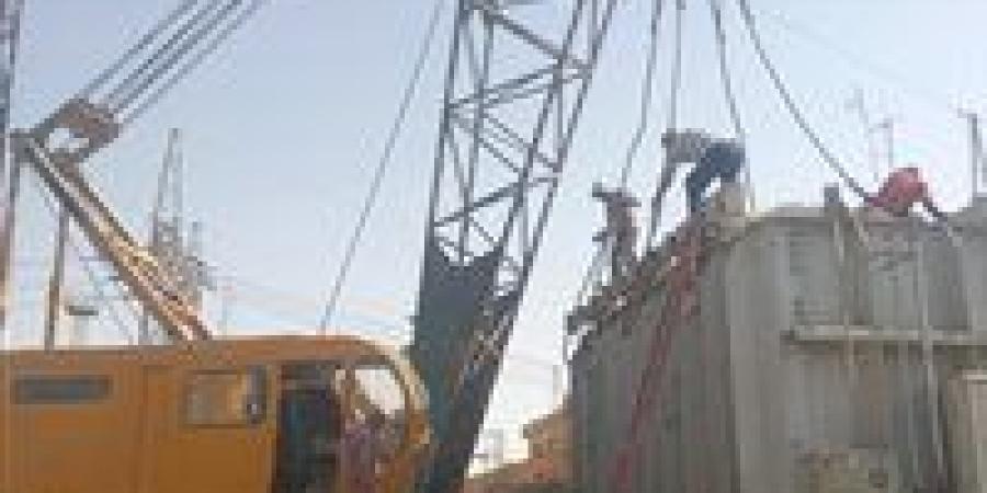 إحلال وتجديد أحد المحولات الكهربائية الذى تعرض لحريق محدود بإدفو - زاجل الإخباري
