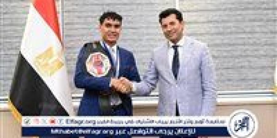 وزير الرياضة يلتقي بطل الكيك بوكس محمد راتب - زاجل الإخباري