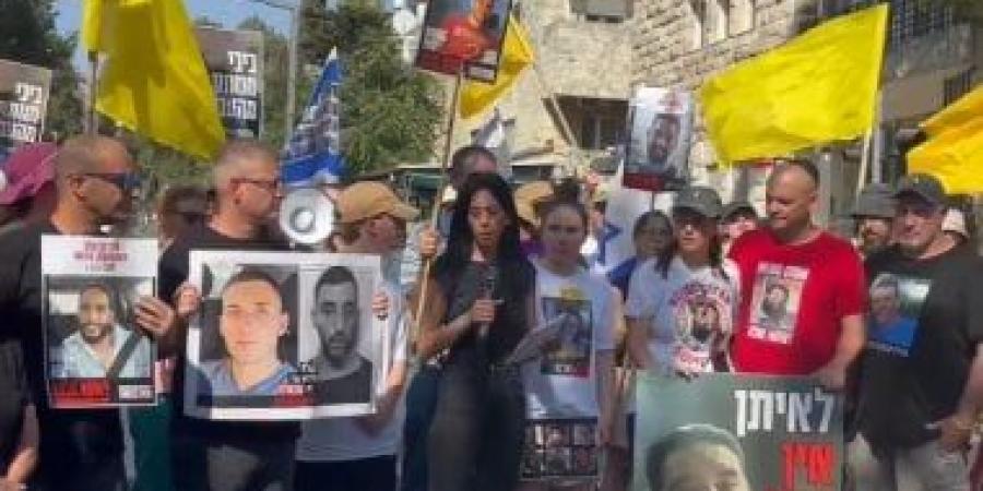 إسرائيليون من أمام إقامة رئيس وزراء الاحتلال: نتنياهو سيقتل الرهائن فى غزة - زاجل الإخباري