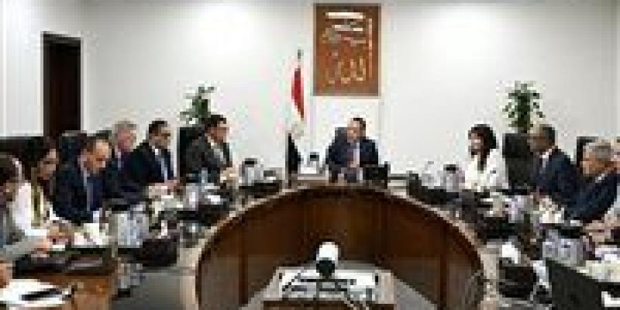 مدبولي يبحث مع وزراء حكومته مشروعات تحلية مياه البحر لتأمين احتياجات مصر المائية - زاجل الإخباري