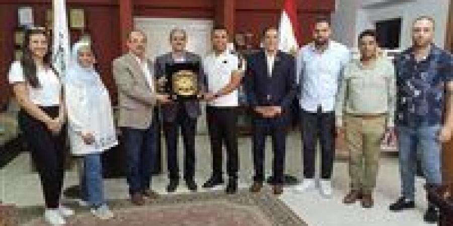 اهداء درع اتحاد شمال إفريقيا للخماسي الحديث لهشام الجبالي تقديرًا لجهوده الرياضية ببني سويف - زاجل الإخباري